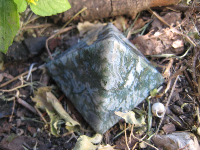 Moss Agate Pyramid stability, persistence and grounding 1927